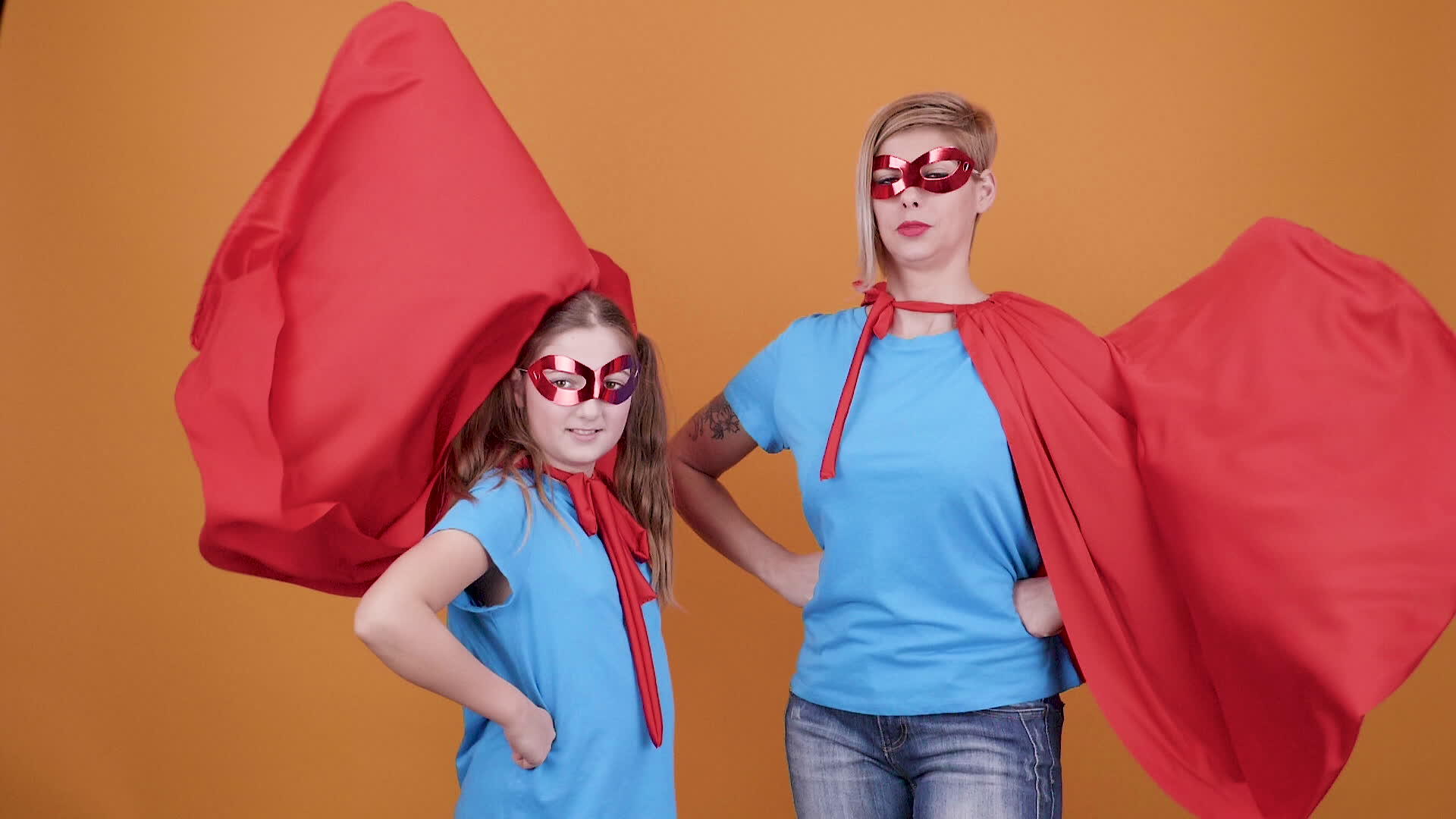 当母亲和女儿扮演超级超级英雄时他们时刻视频的预览图