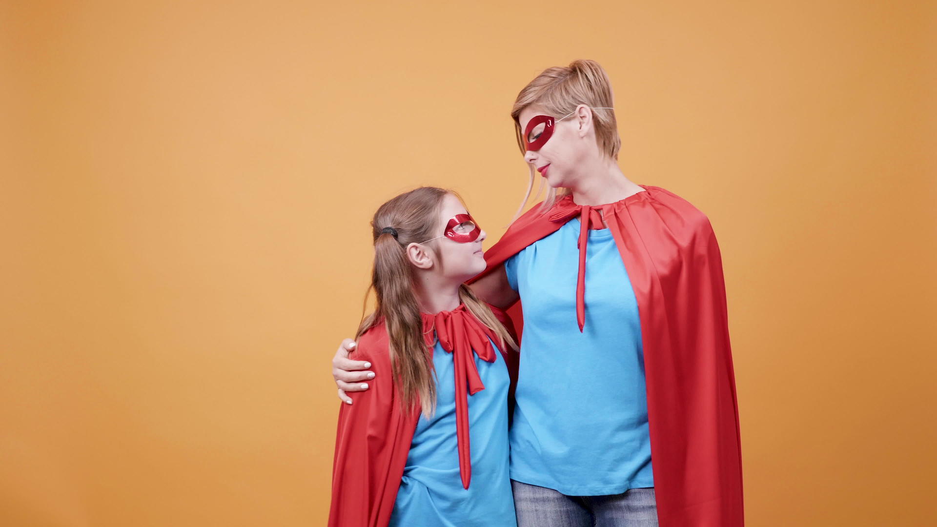 母亲在额头上用超级英雄装扮吻了女儿视频的预览图