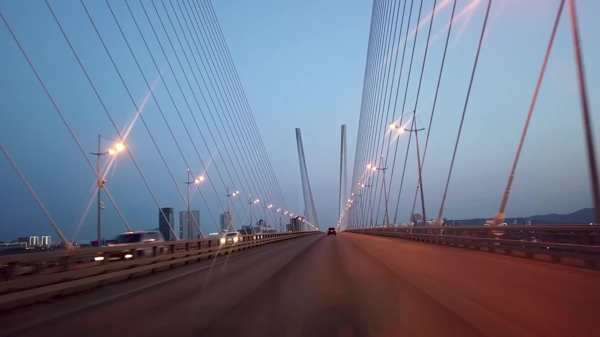 在金桥上移动以加速维拉迪沃斯托克俄罗斯视频的预览图
