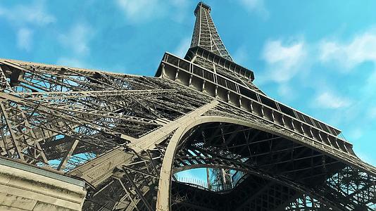 Eiffel塔在法国巴黎的场景从地标下看电影的场景视频的预览图