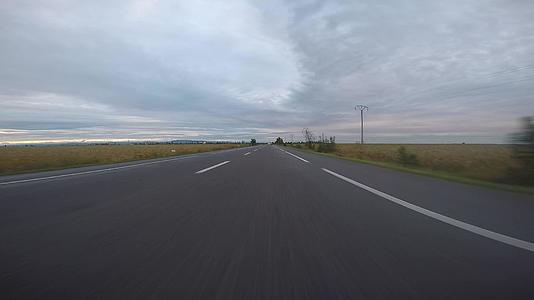 前摄像头在高速公路上超速行驶视频的预览图