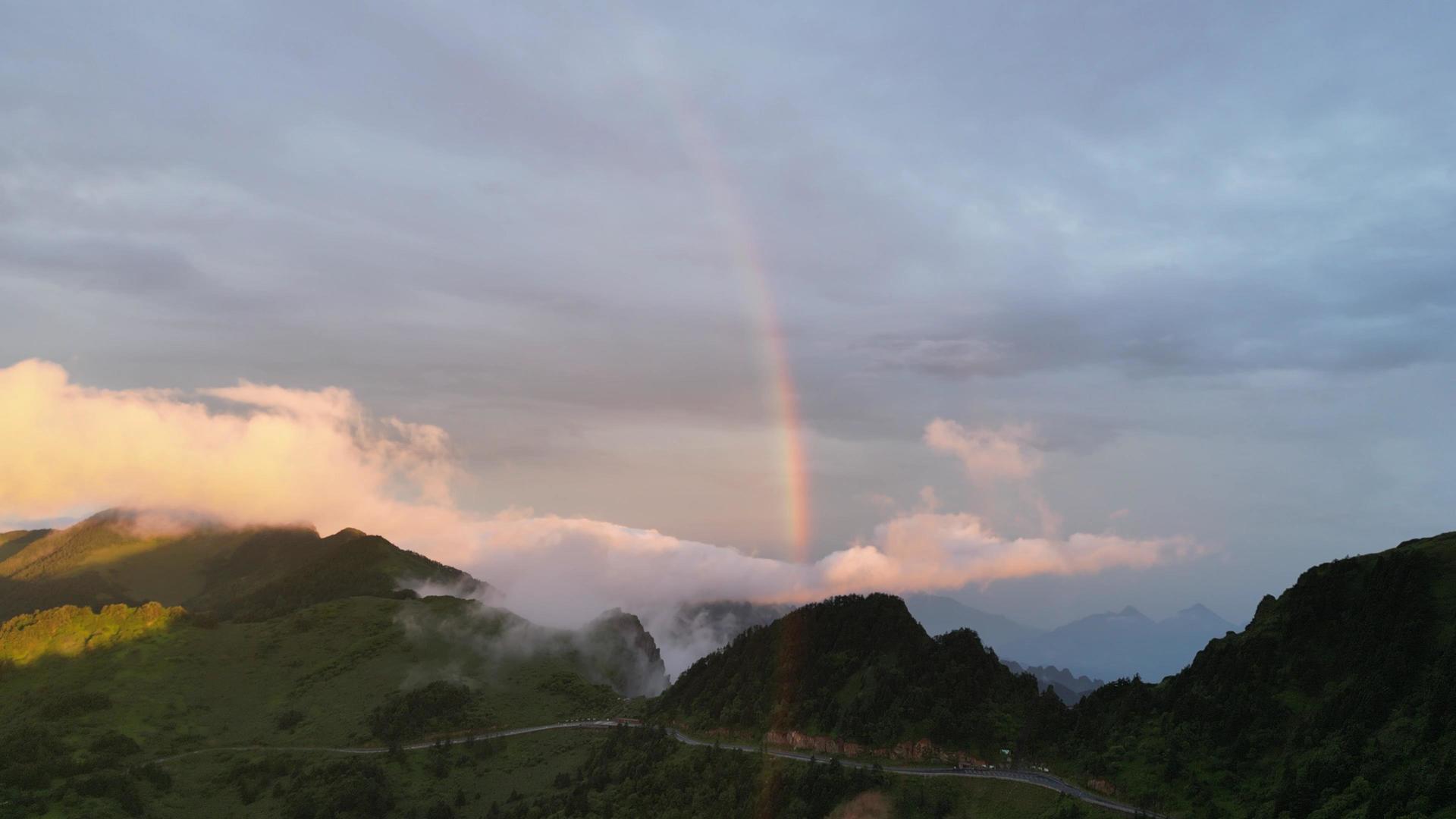 4K航拍高山云海彩虹唯美自然风光视频的预览图