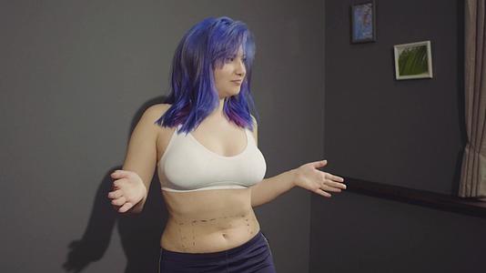 这位年轻女士把她的脂肪压在腹部视频的预览图