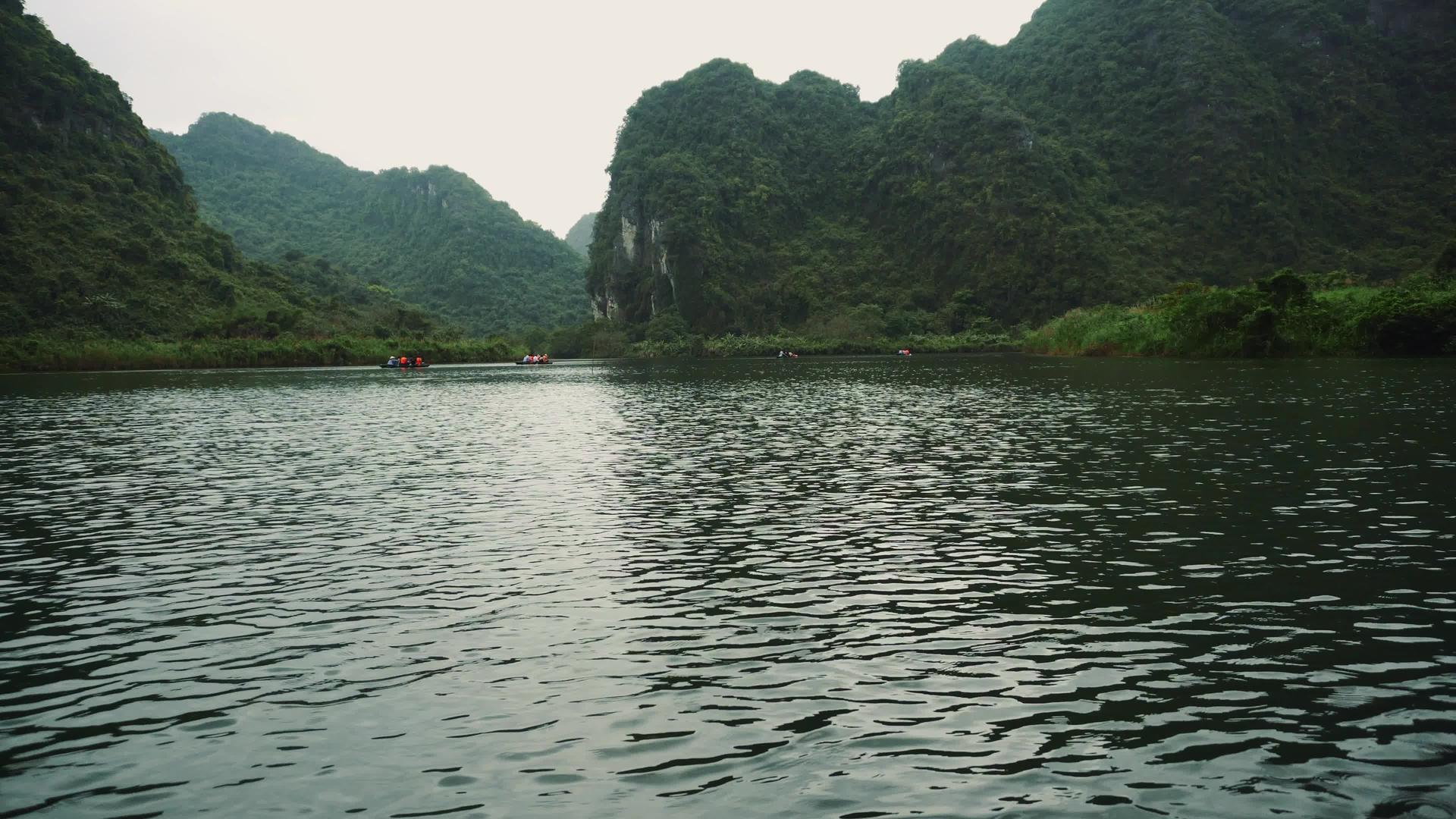 vietnam宁宾赫河中风景山脉湖泊视频的预览图