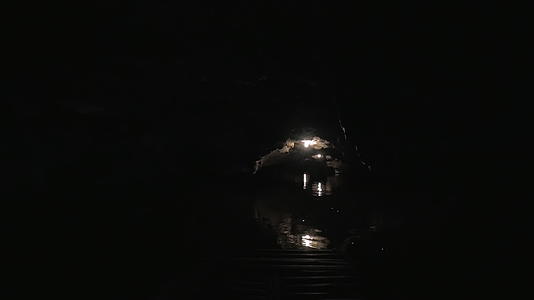 在长长的河边探索黑暗的卡斯特洞穴视频的预览图