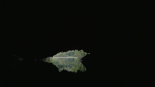 山洞的表面和河中的山视频的预览图