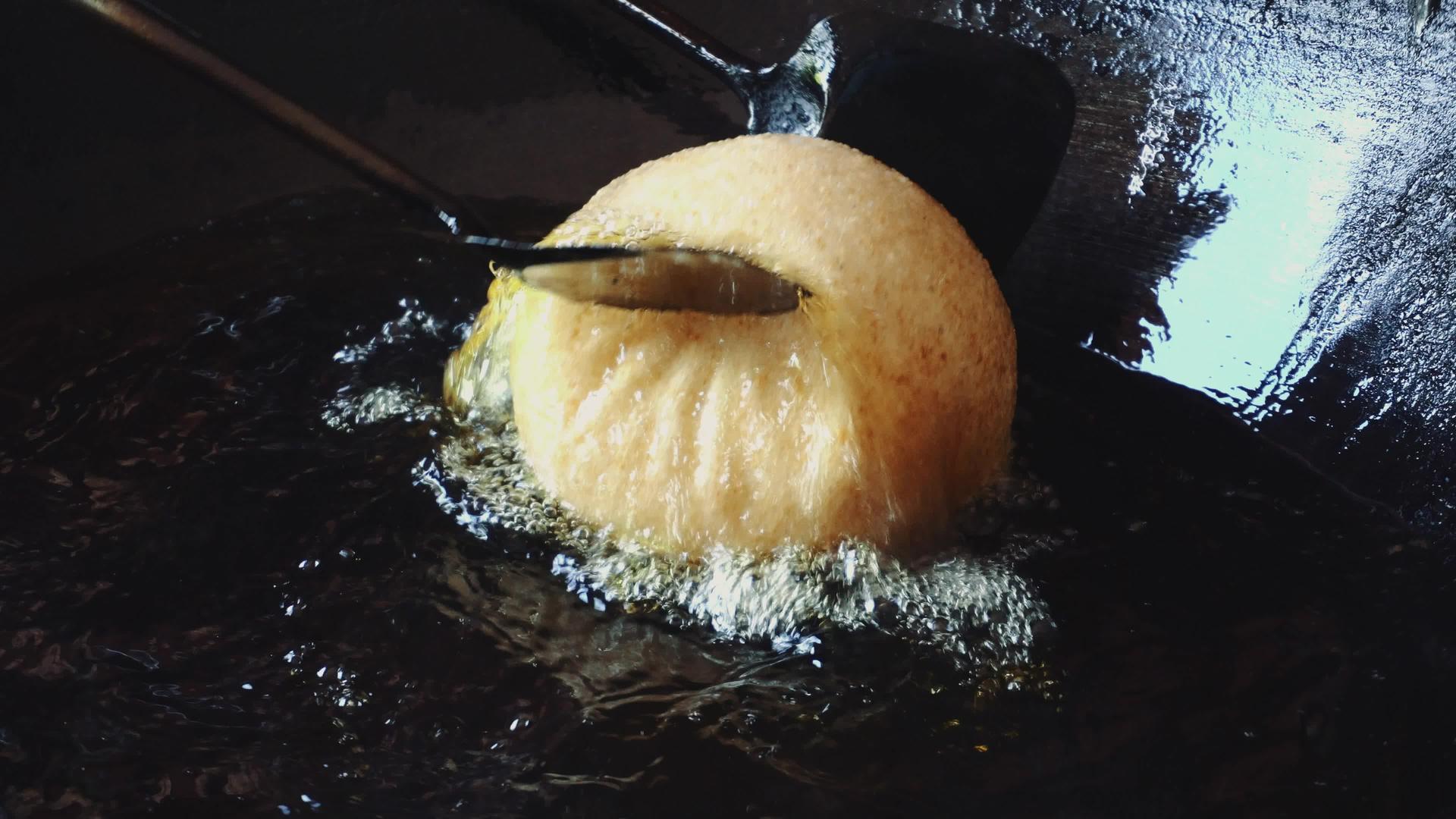 在Vietnam在锅里煎一个大甜甜甜圈视频的预览图