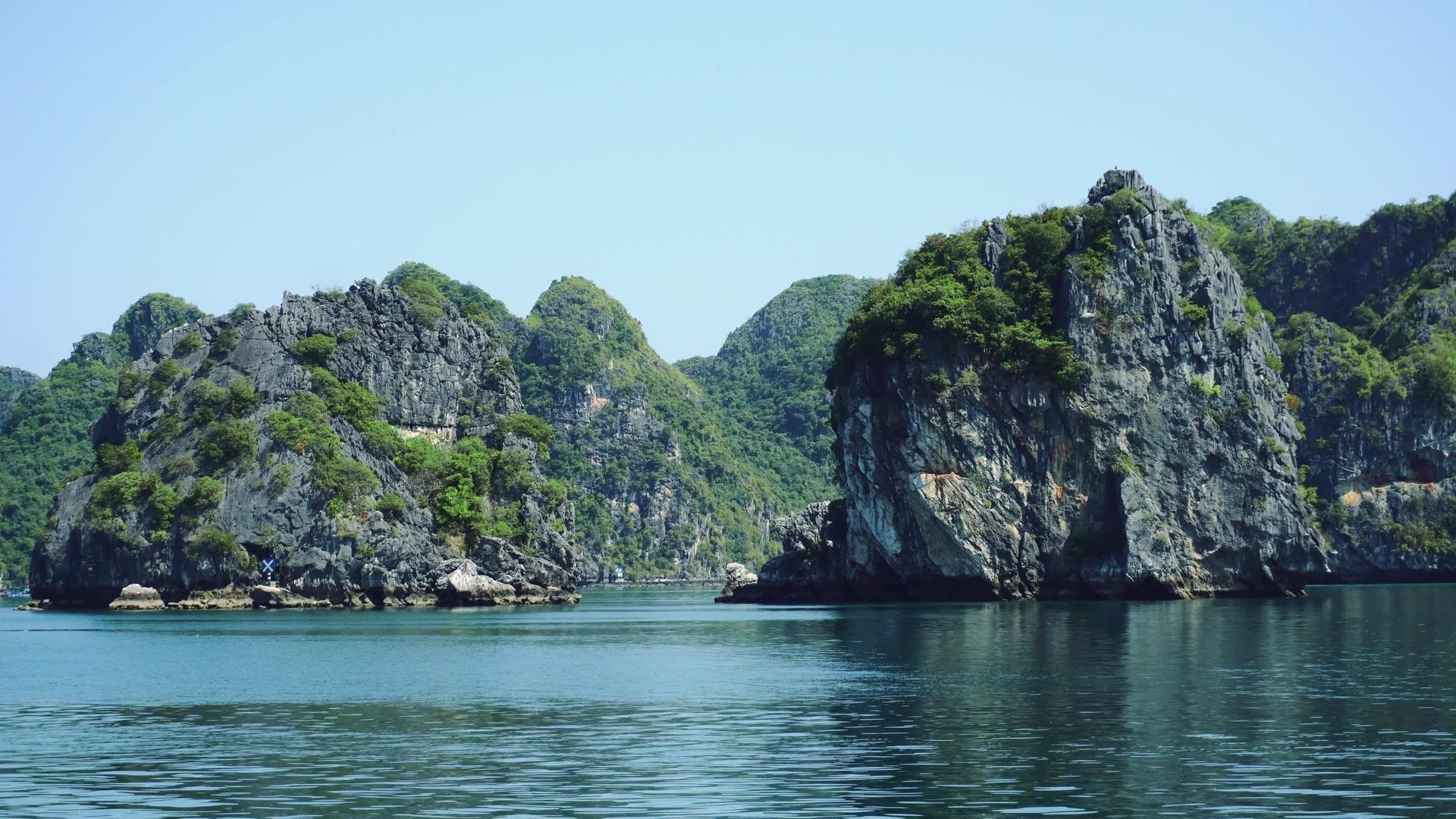 在著名的哈龙湾vietnam上航行视频的预览图