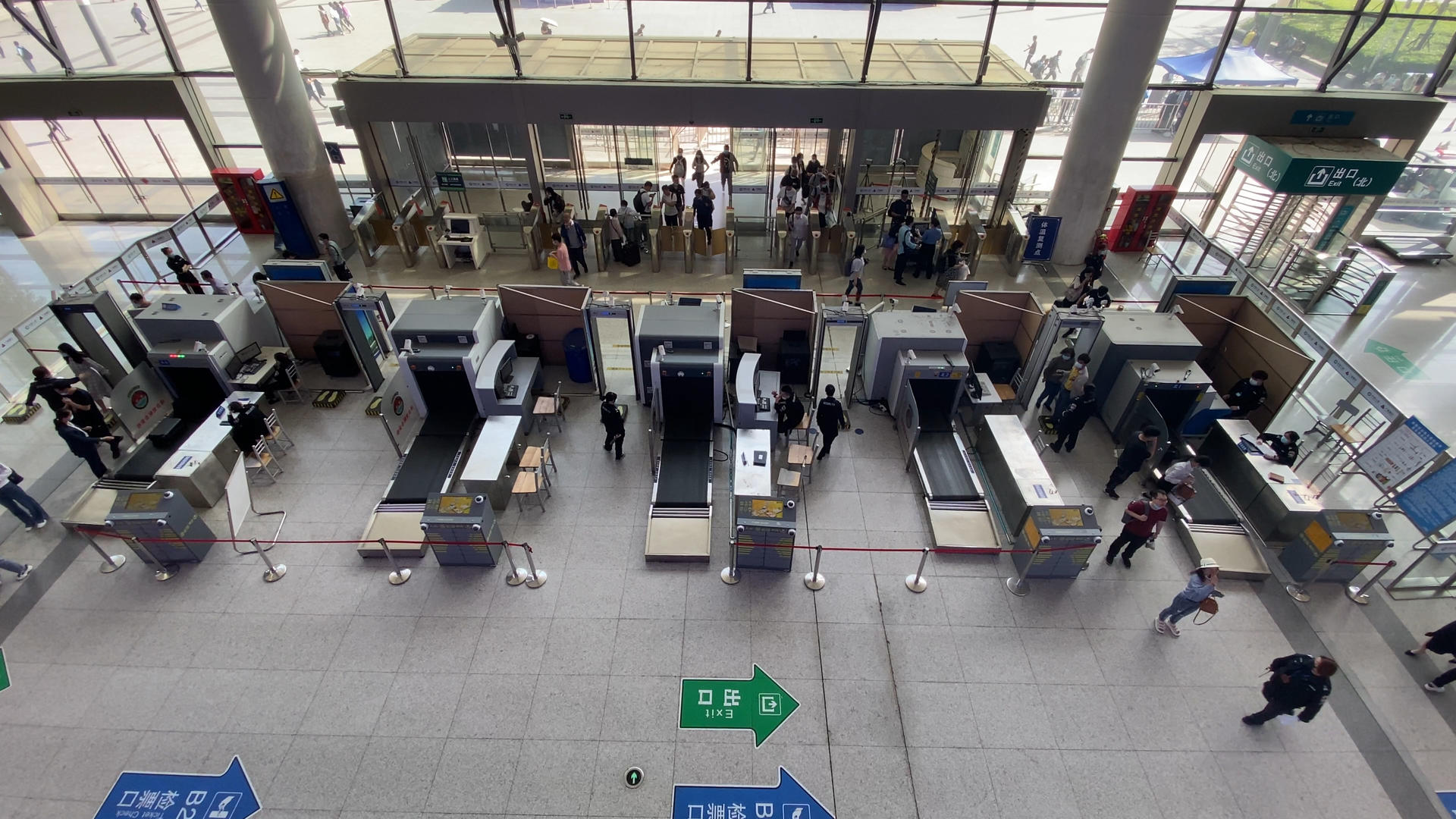 2-4K实拍高铁站进站检查行李安检3视频的预览图