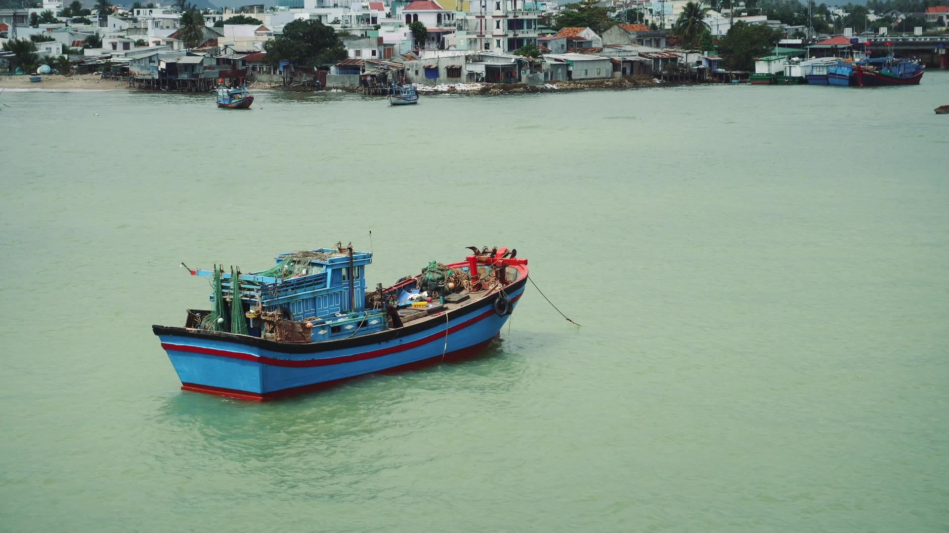 在Nhatrang停靠渔船的贫穷村庄视频的预览图