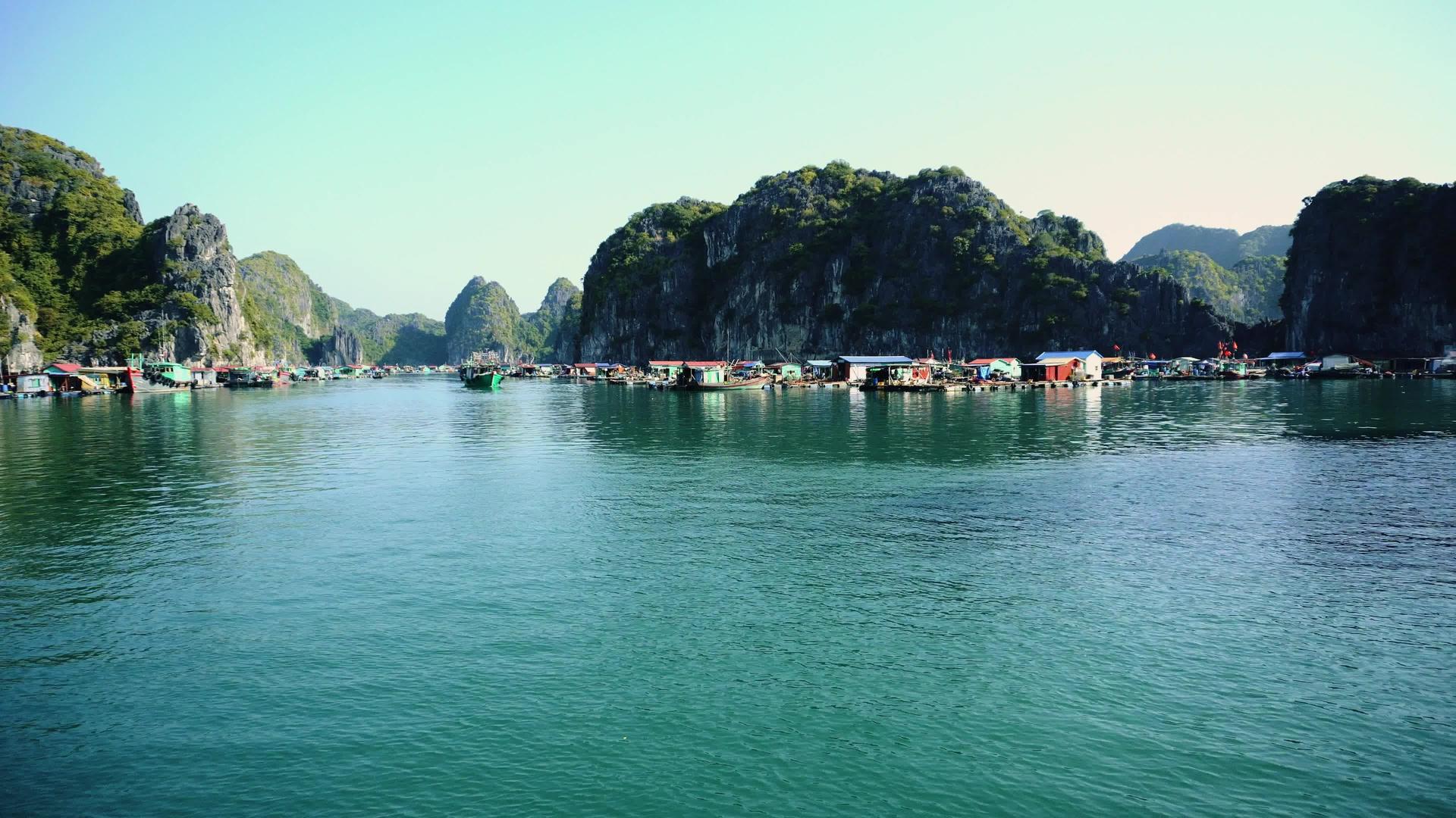 长海湾漂浮渔村北部的凯巴岛视频的预览图