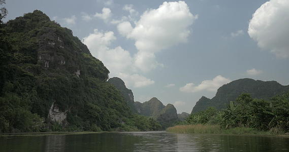 河流和绿色山脉的风景视频的预览图