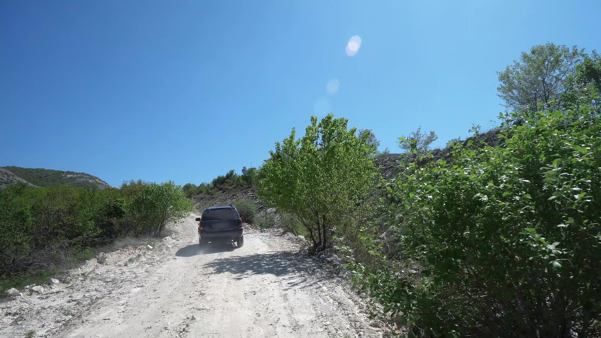 高山农村公路运动车SUVSUx4号吉普车视频的预览图