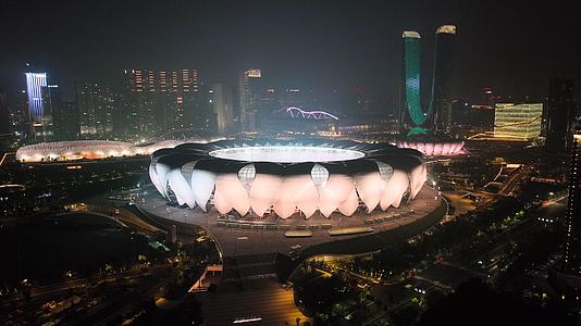 杭州地标奥体中心杭州之门夜景亚运会主场4K航拍视频的预览图