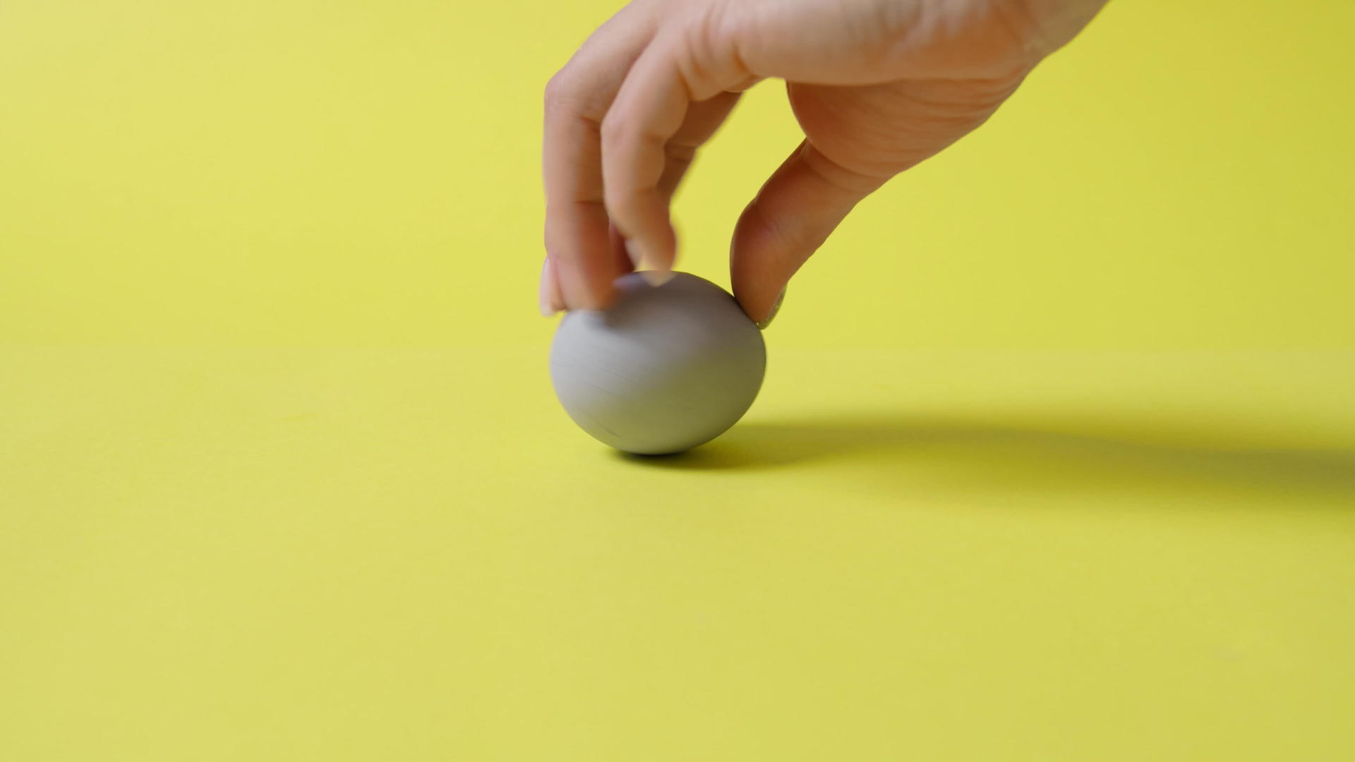 东灰色蛋的黄色背景视频的预览图
