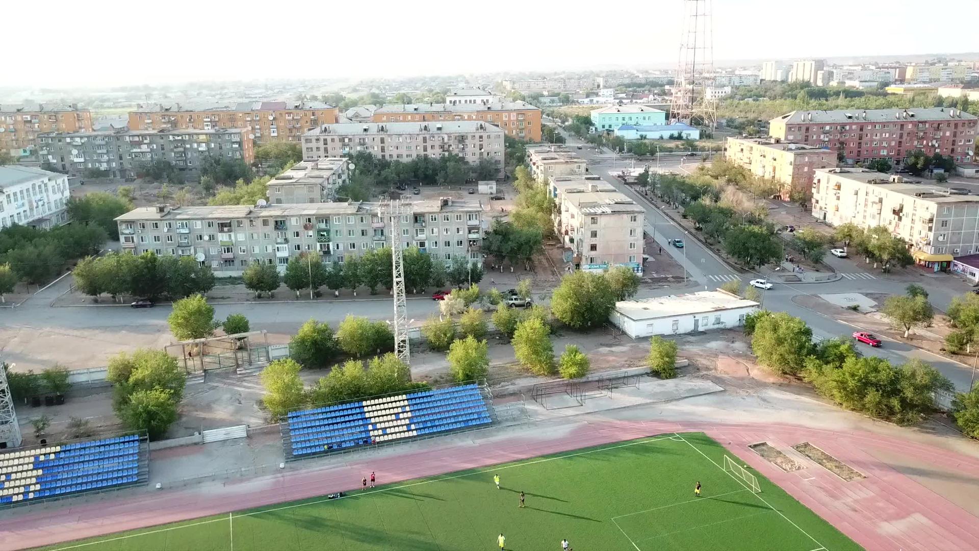 从高处看足球场的视图视频的预览图