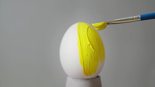 东灰色背景的黄色彩蛋视频的预览图
