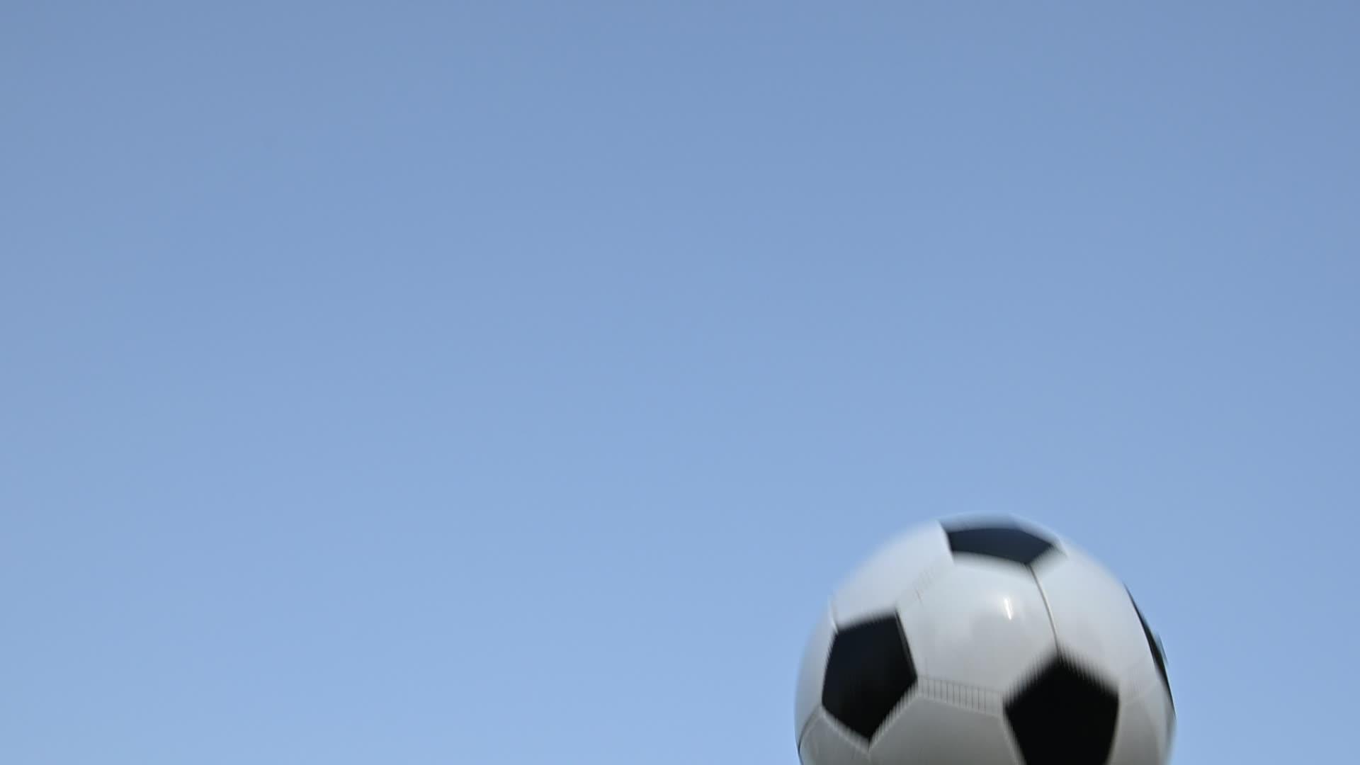 足球足球飞过蓝天视频的预览图