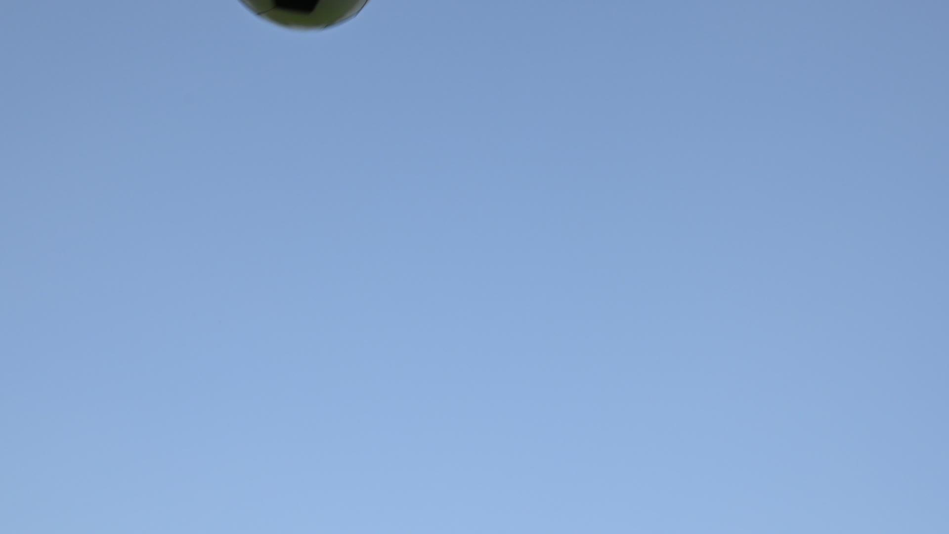 足球足球飞过蓝天视频的预览图