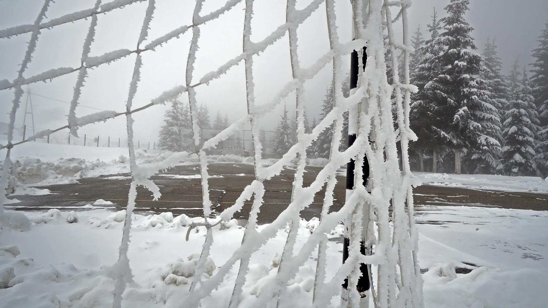 足球目标和网络的冬季细节用雪覆盖了操场地形视频的预览图