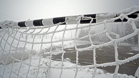 足球和手球中心的法庭和目标的空视角冬季有雪网覆盖视频的预览图