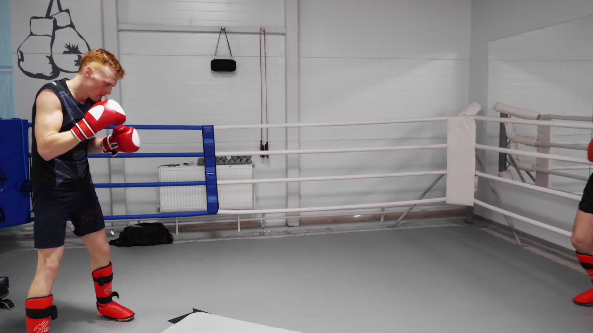 两名拳击手参加了拳击俱乐部的拳击训练视频的预览图