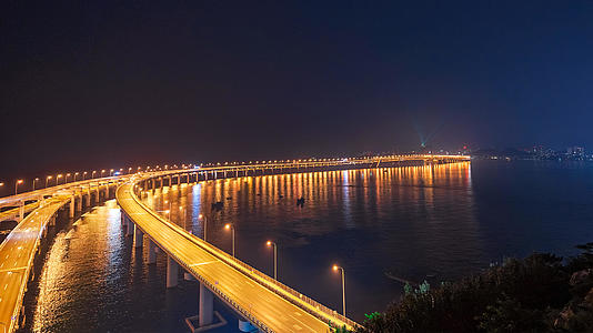8K大连星海湾跨海大桥夜景延时海滨城市交通桥梁视频的预览图