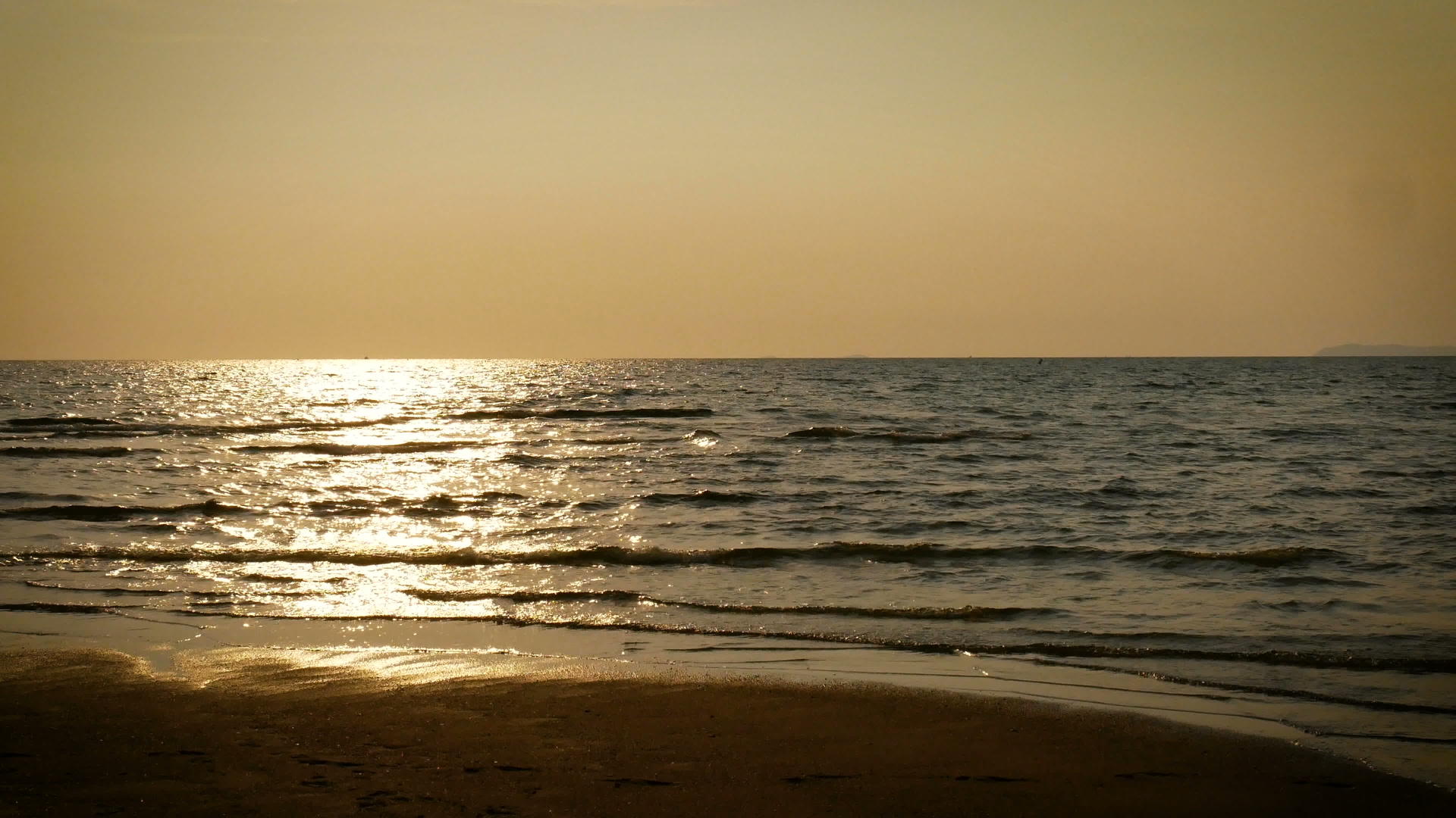 4K年轻快乐的冲浪男子日落时在热带海滩上使用长冲浪板视频的预览图