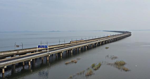 南京石臼湖水天一色地铁穿梭特大桥航拍4K视频的预览图