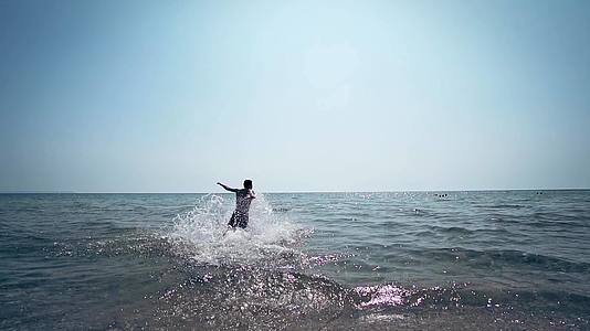 适合男性跑向海水跳入水中视频的预览图