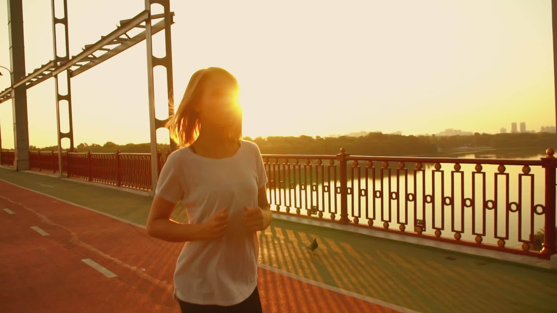 小女人在桥上慢跑视频的预览图