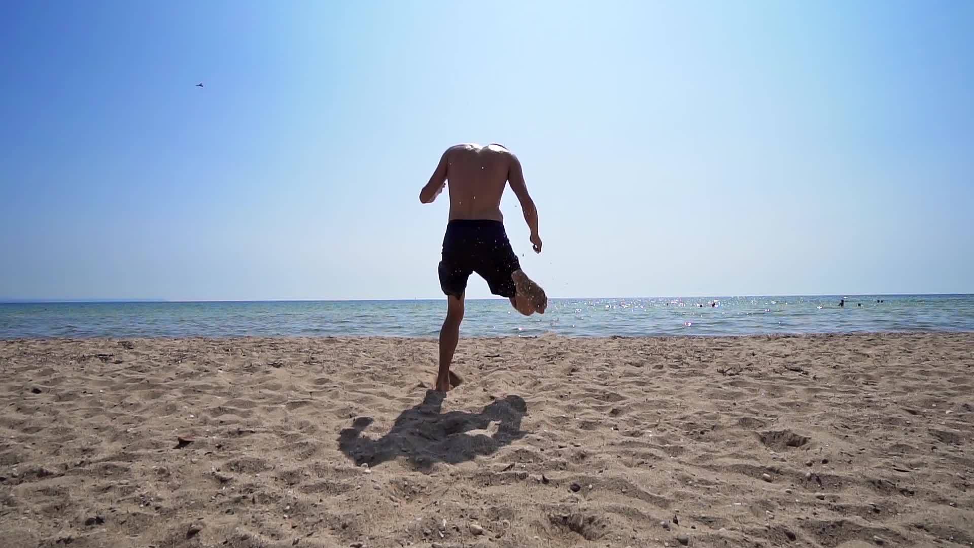 运动员适合跑向海水进入缓慢的运动视频的预览图