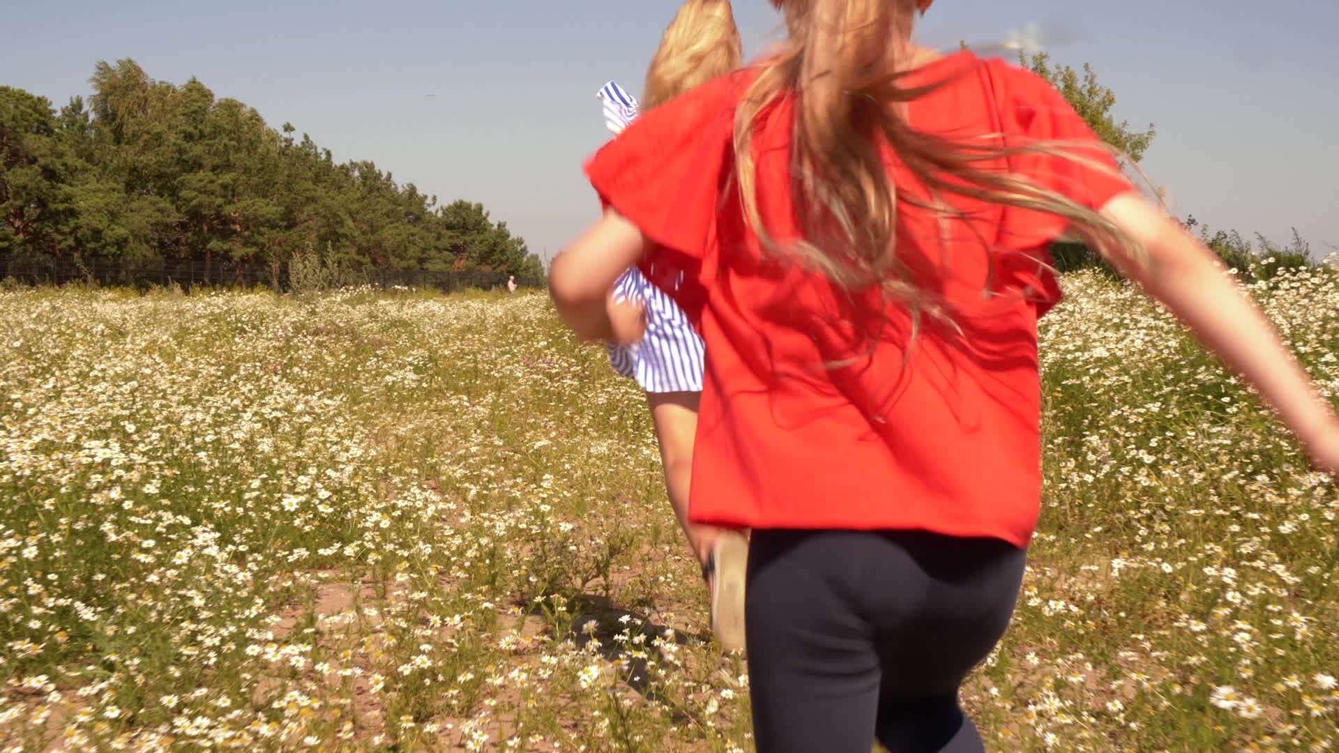 快乐的女孩在草地上奔跑视频的预览图