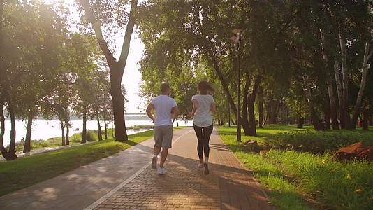 早上跑步的年轻运动夫妇视频的预览图