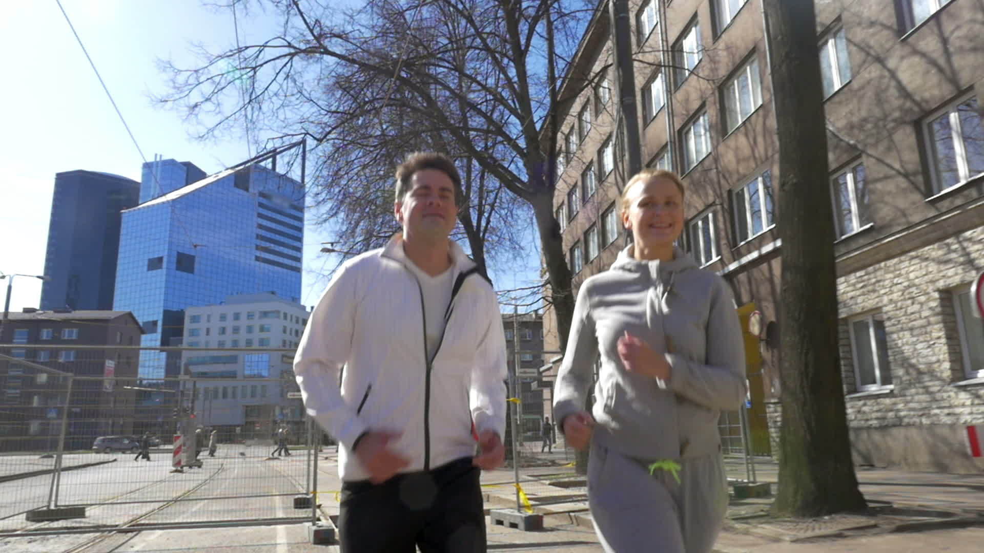 清晨在城市里奔跑的年轻夫妇视频的预览图