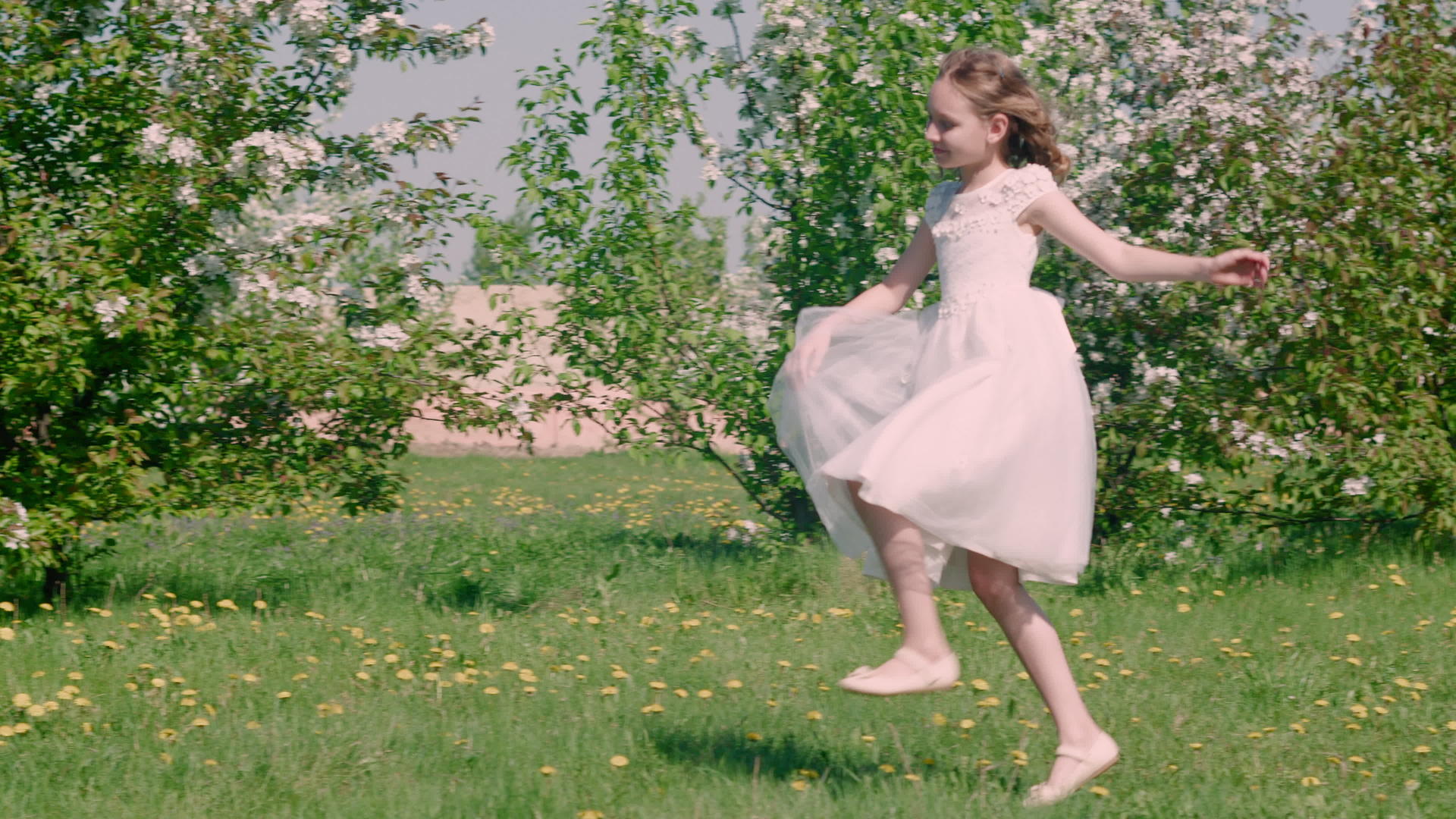 在阳光明媚的日子里无忧无虑的年轻女孩穿着白色连衣裙视频的预览图