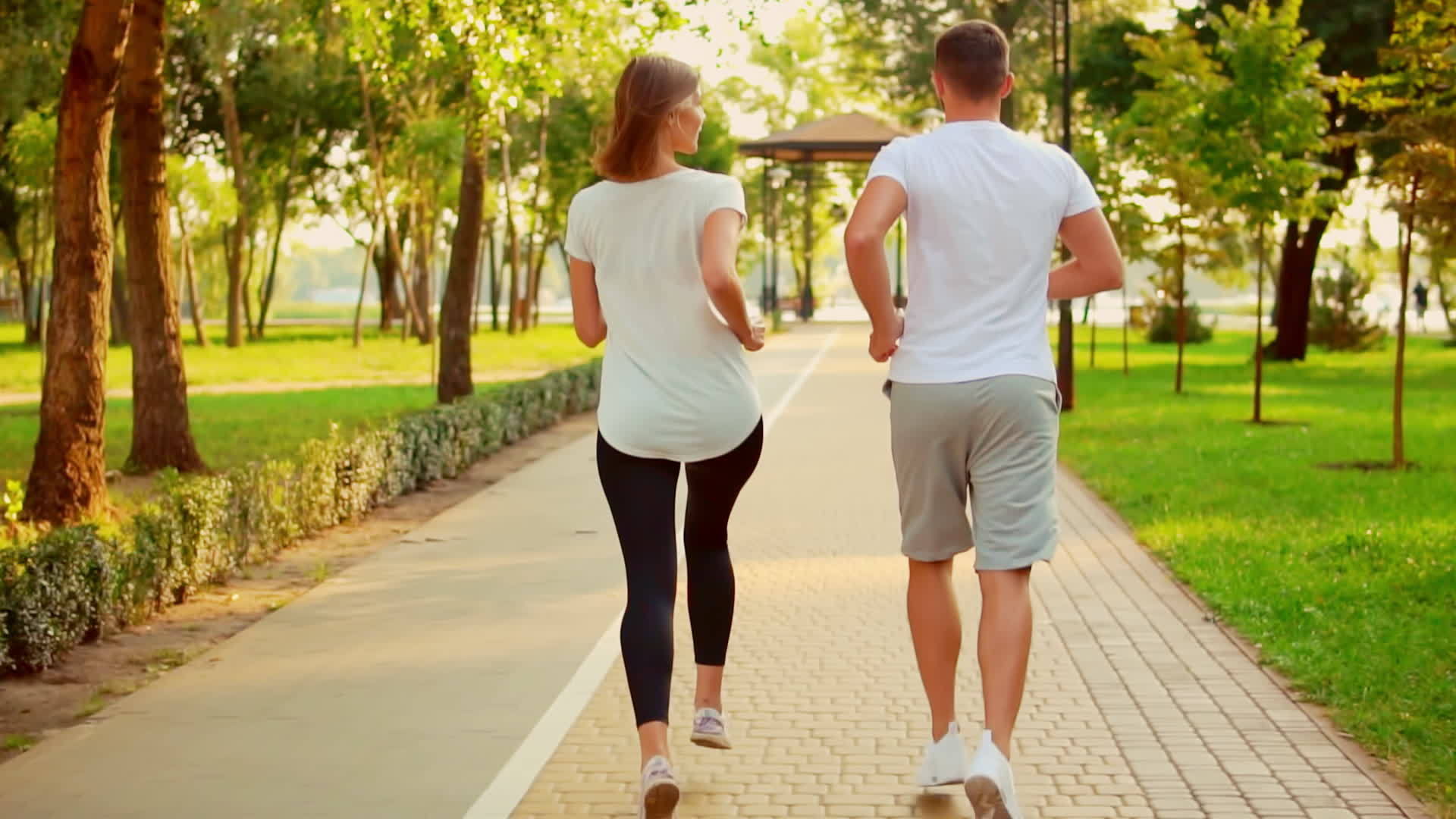 看到年轻夫妇在公园里慢跑视频的预览图