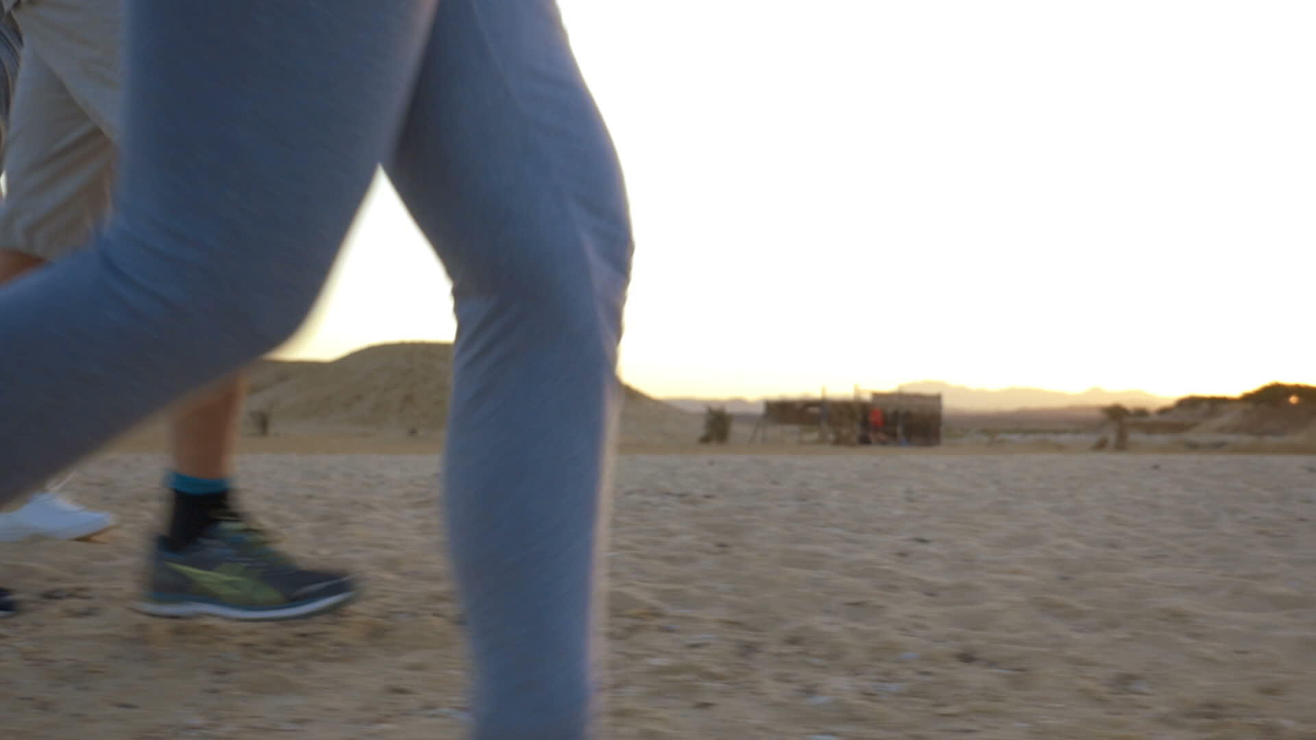 四个成年人在海滩上慢跑视频的预览图