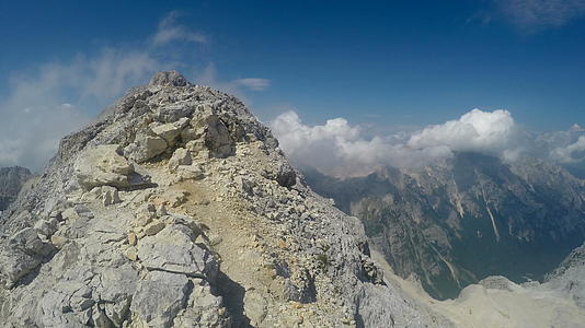 从第一个角度来看登山者爬上了朱廉雅阿尔卑斯山的岩石视频的预览图