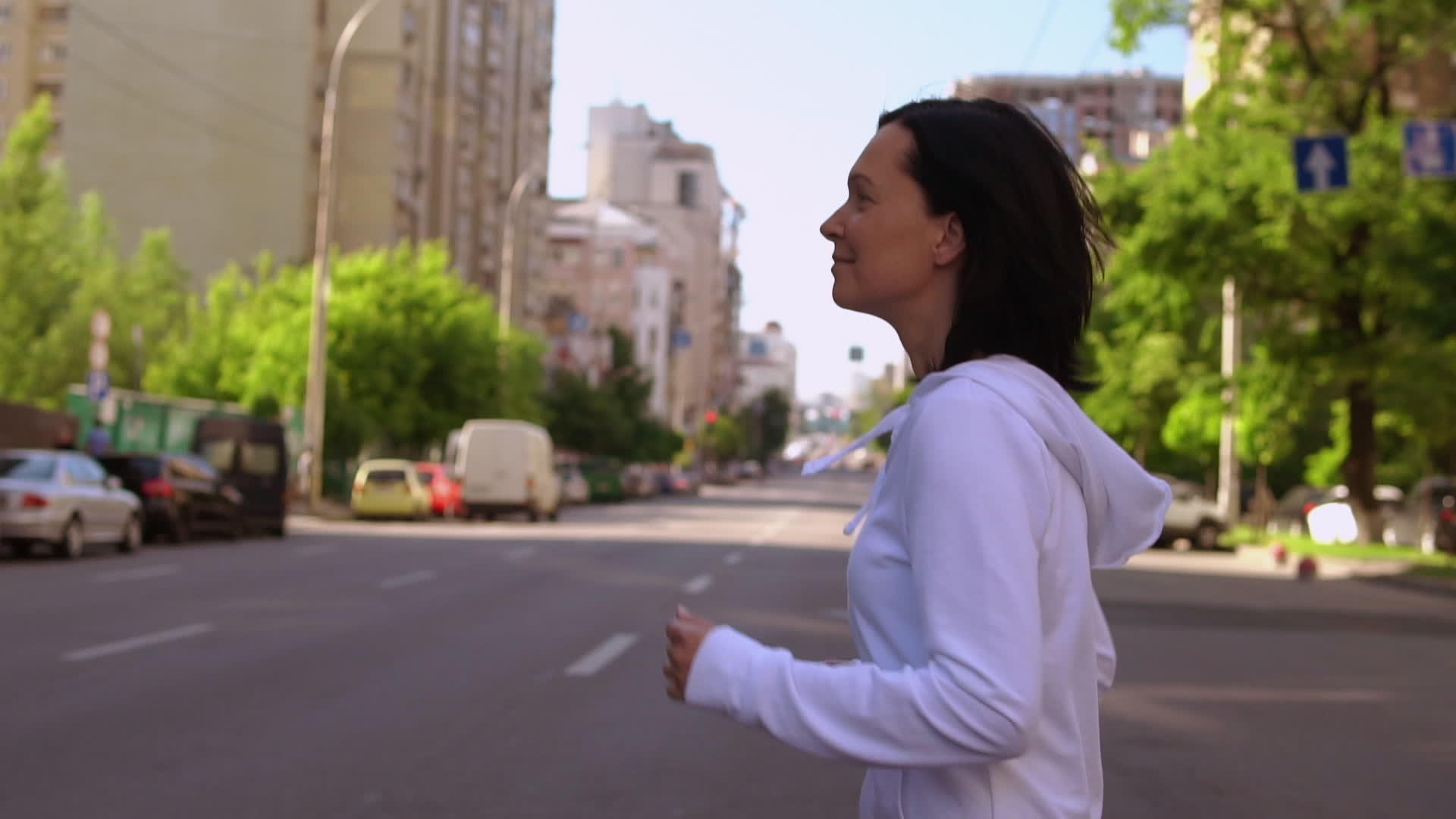 女人跑到街上视频的预览图