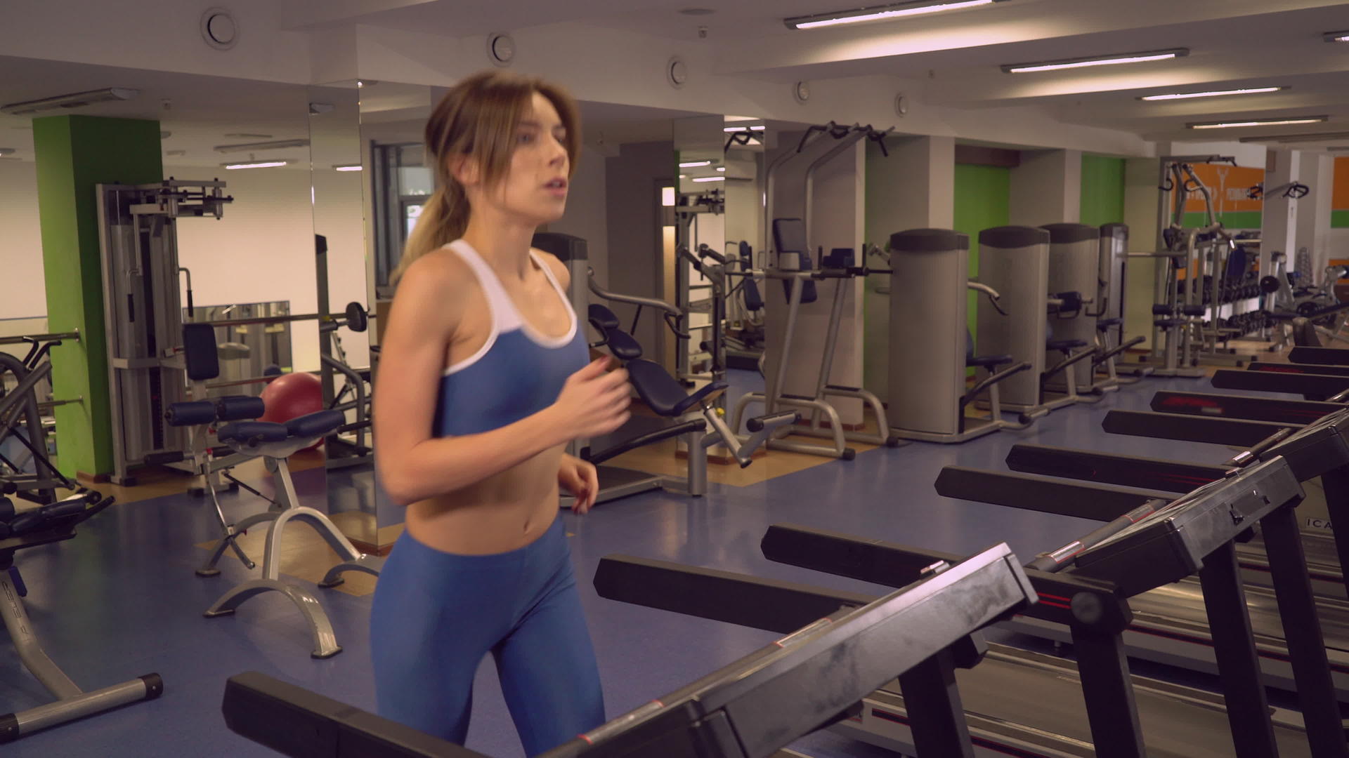 女性在体育俱乐部锻炼前升温视频的预览图