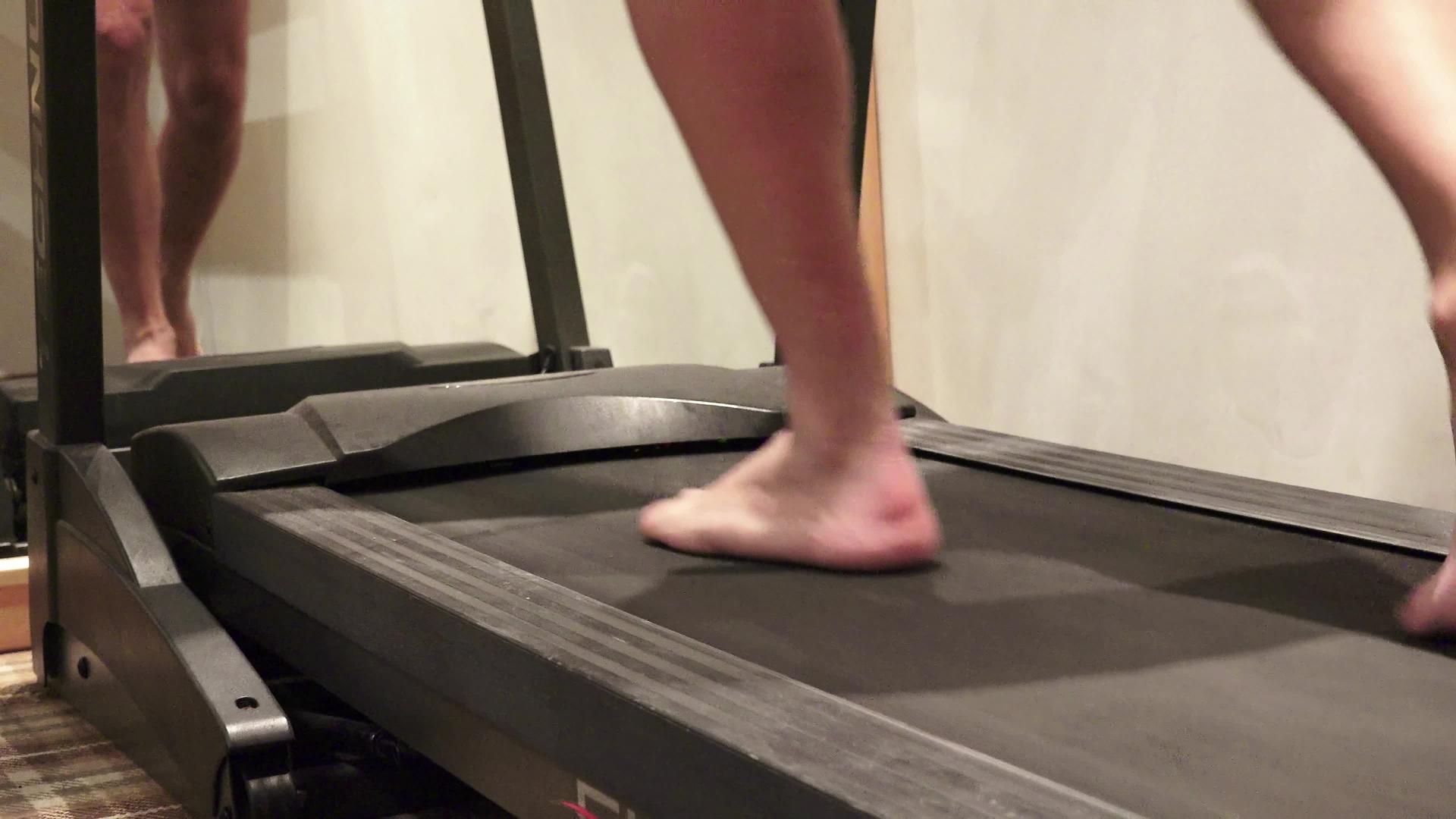 在健身房的跑步机上步行锻炼——健身生活方式、技术和技术视频的预览图