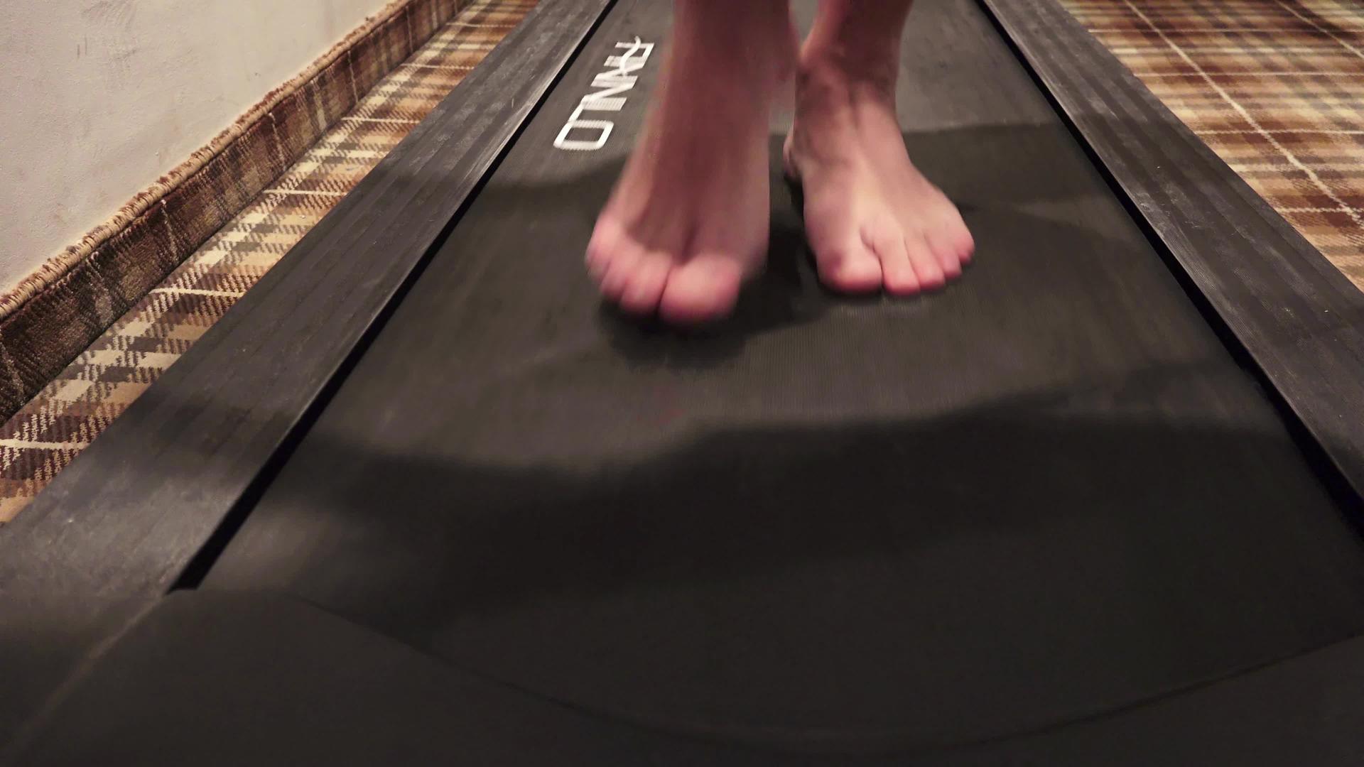 在健身房的跑步机上锻炼-锻炼和健身生活方式技能视频的预览图