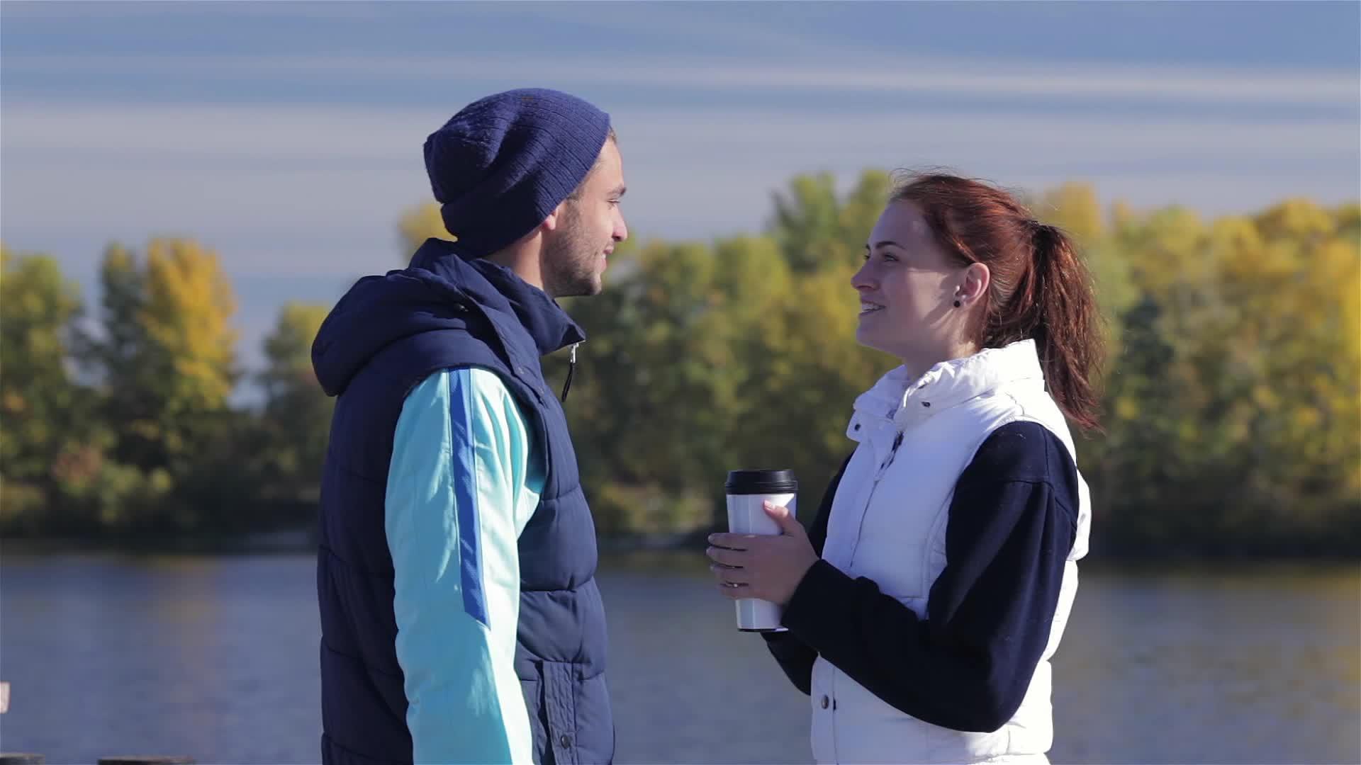 一对带咖啡的夫妇一起跑步视频的预览图
