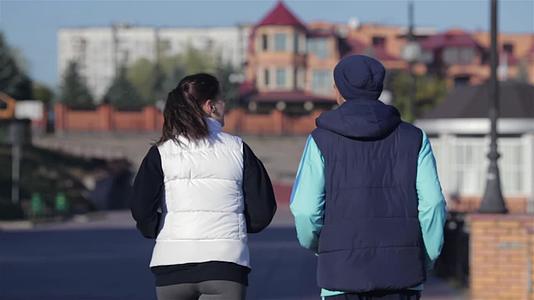 健康的跑步者在城市风景的背景下运行视频的预览图