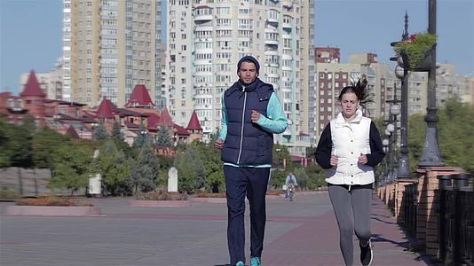 健身运动的人在城市风景天线上跑来跑去视频的预览图