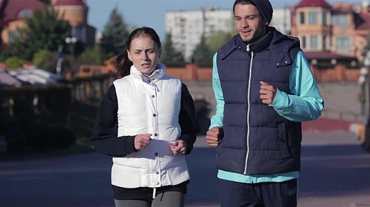城市跑步、体育、健身和人的概念视频的预览图