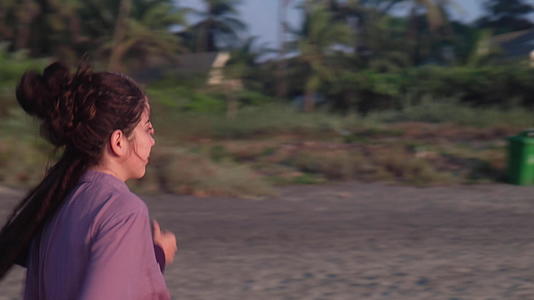年轻夫妇日落时在海滩上慢跑视频的预览图