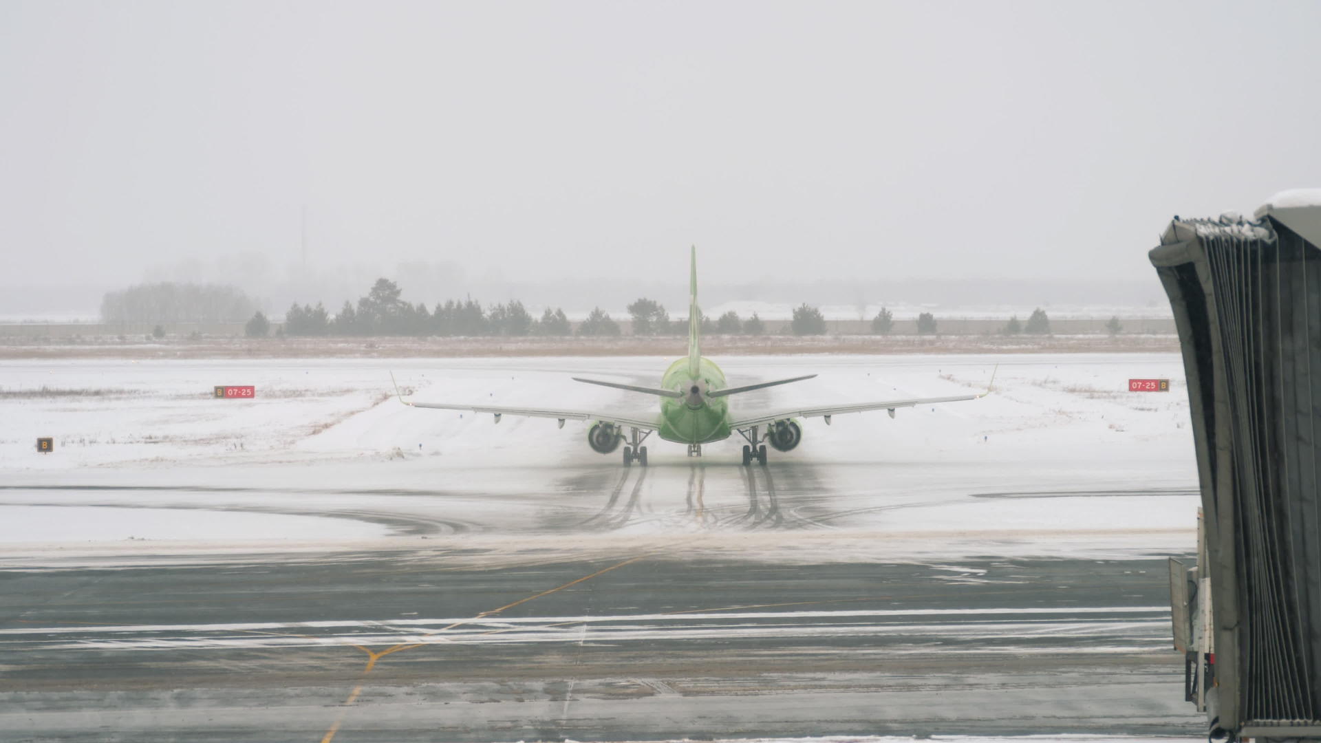 冬天从终端窗口看机场的场景视频的预览图