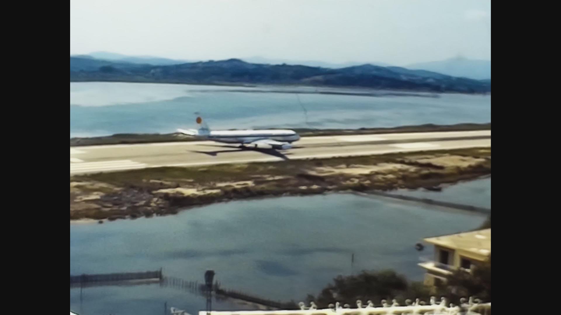 1978年飞机降落在跑道上视频的预览图